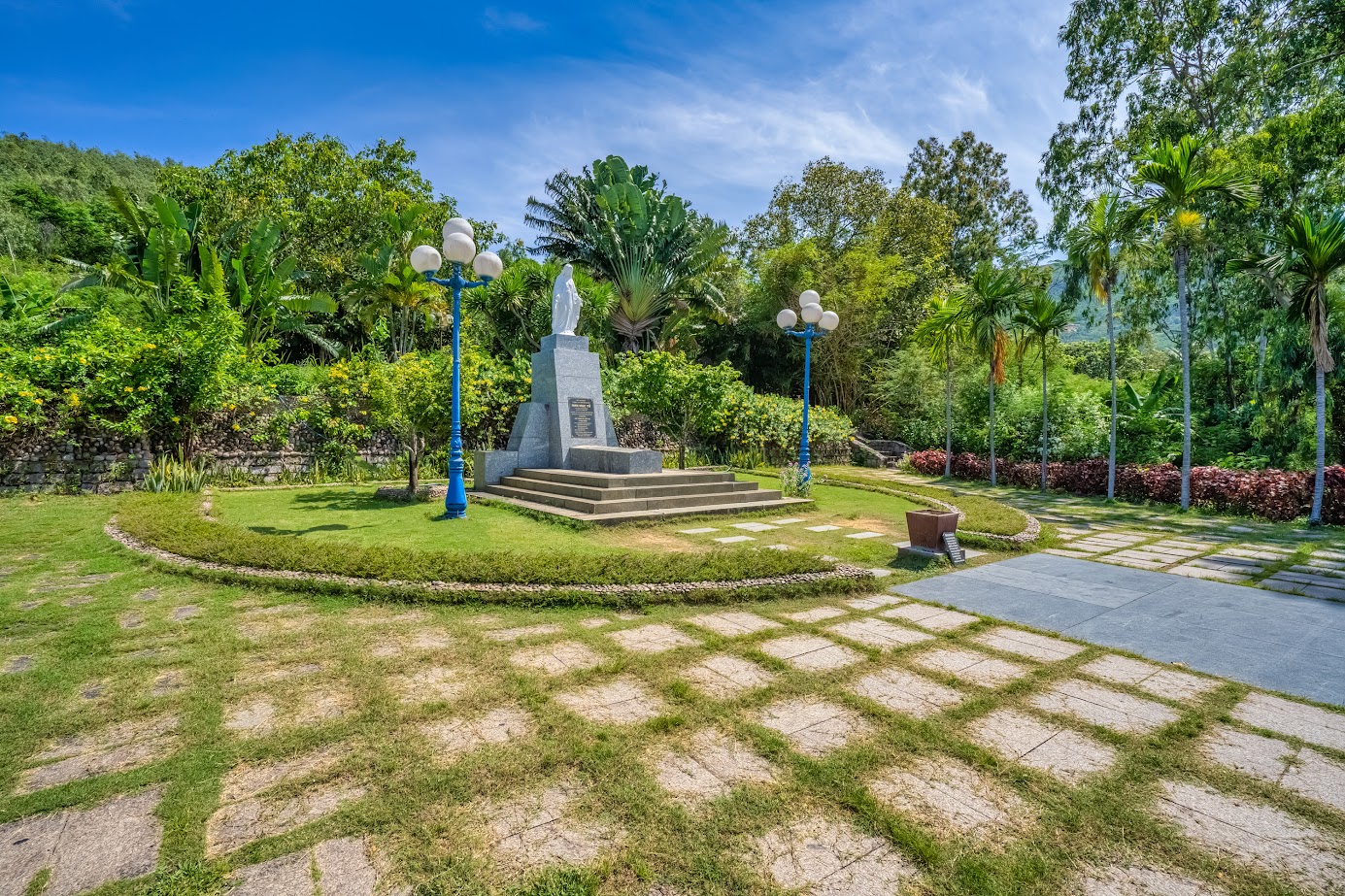 Han Mac Tu's tomb on the literary hill