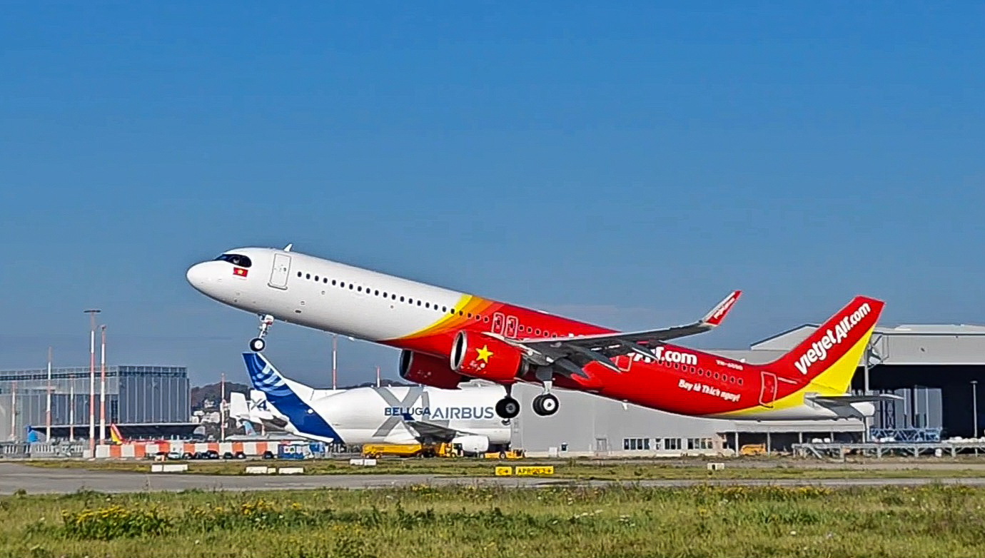 Chào mừng xuân mới Ất Tỵ 2025, Vietjet mở dịch vụ vận chuyển mai, đào Tết