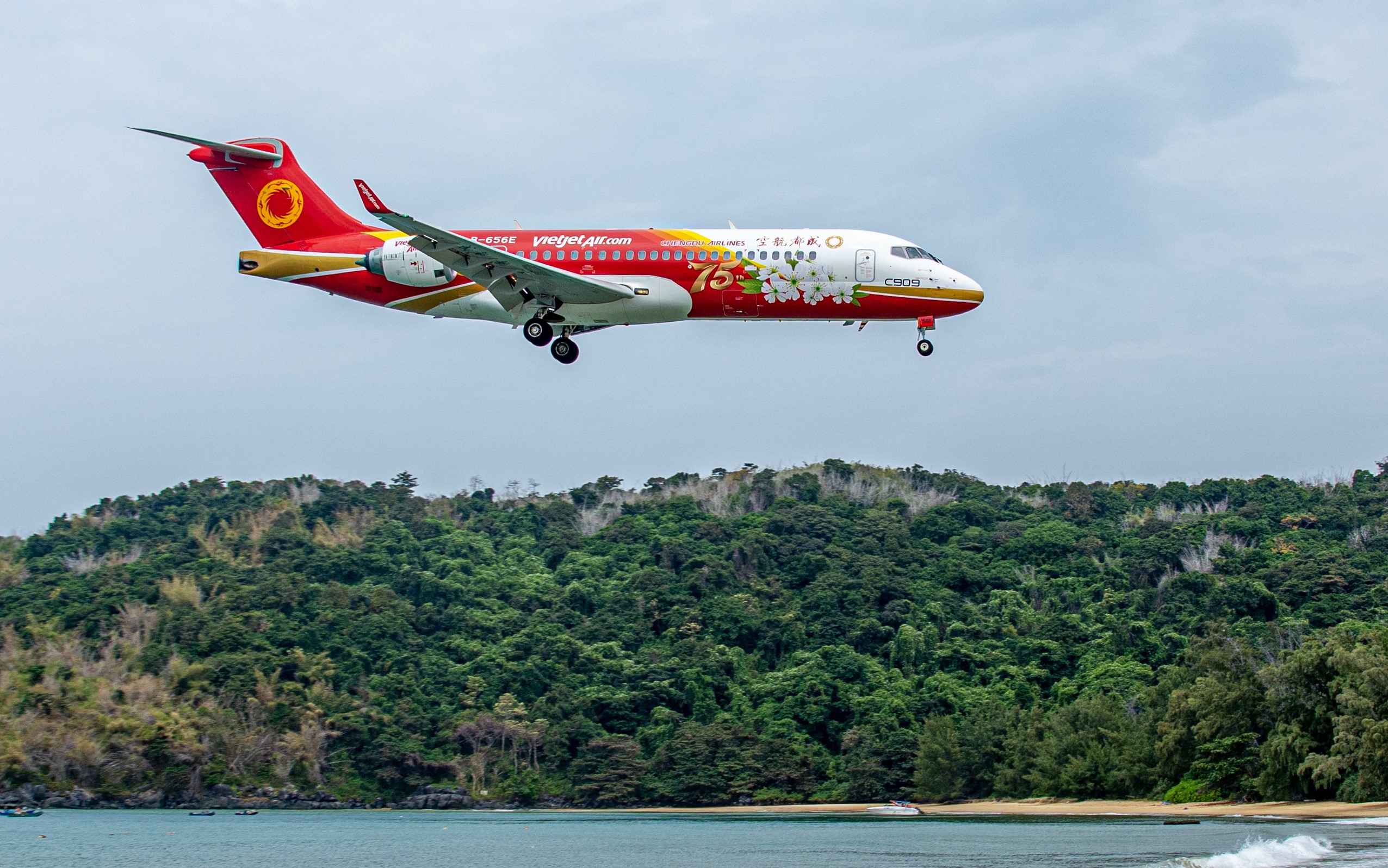 Vietjet khai thác đường bay Côn Đảo từ Hà Nội và TP. Hồ Chí Minh - Kết nối  hành trình văn hóa, tâm linh và nghỉ dưỡng xanh
