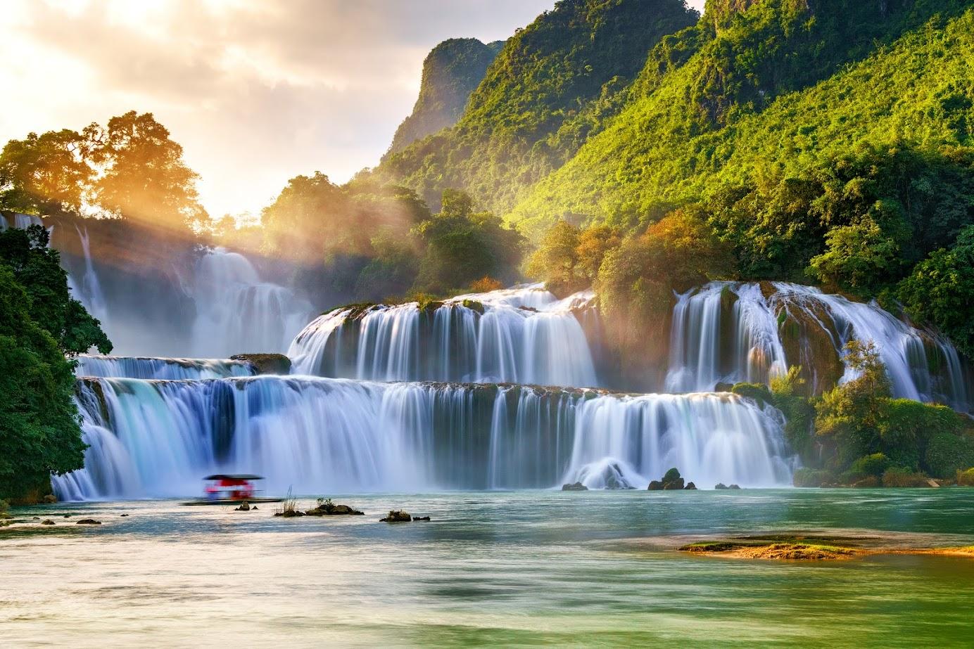 ทิวทัศน์ที่สวยงามของน้ำตกบ่านซก