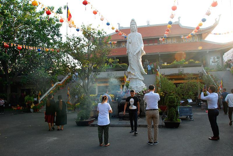 Trước chùa Vĩnh Nghiêm