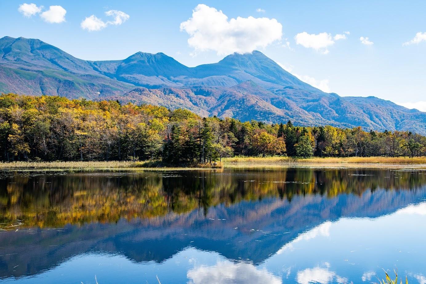 Admire red leaves at Lake Shiretoko, Japan
