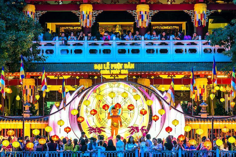 Phật tử đến lễ chùa dịp lễ Phật Đản